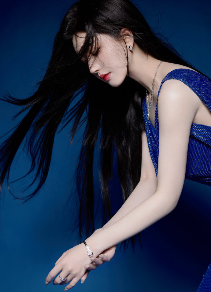 没戴乳罩中欧体育APP子的瑜伽教练(图1)