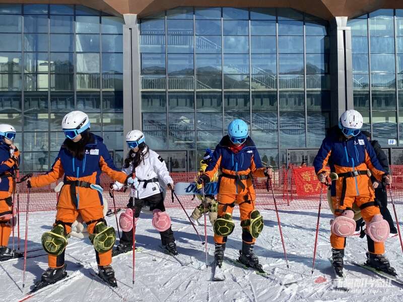 台湾青中欧体育APP年在新疆感受冰雪运动魅力(图1)
