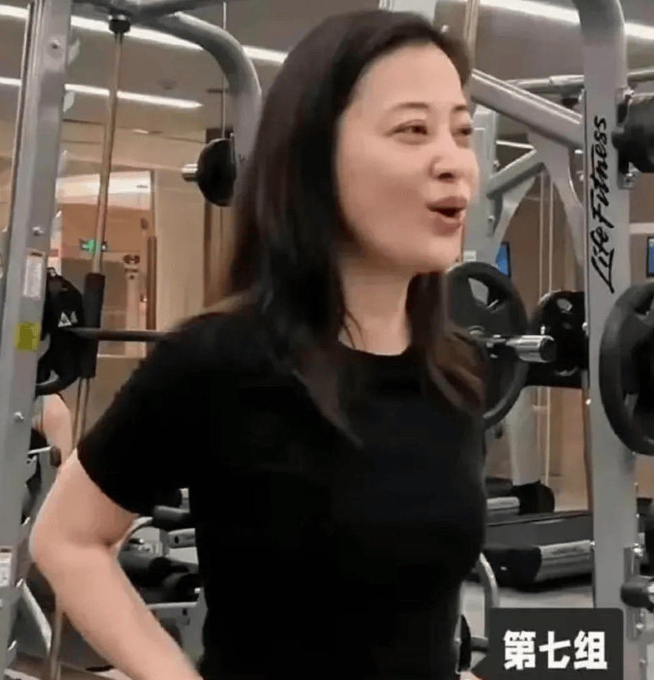 梅婷健身房被偶遇纯素颜出镜难掩骨子美果然自律的女人最美丽(图1)