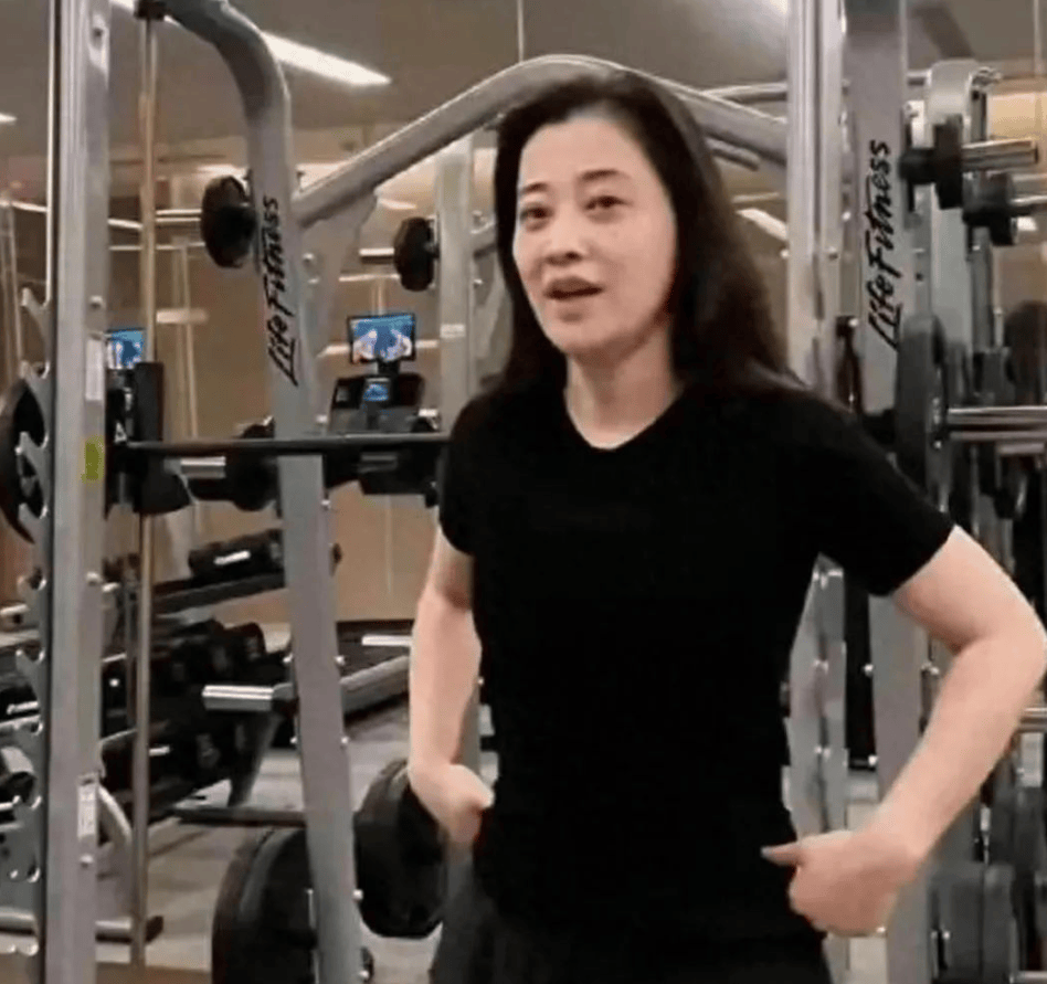 梅婷健身房被偶遇纯素颜出镜难掩骨子美果然自律的女人最美丽(图2)