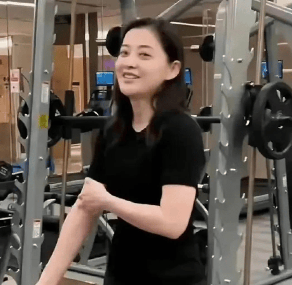 梅婷健身房被偶遇纯素颜出镜难掩骨子美果然自律的女人最美丽(图3)