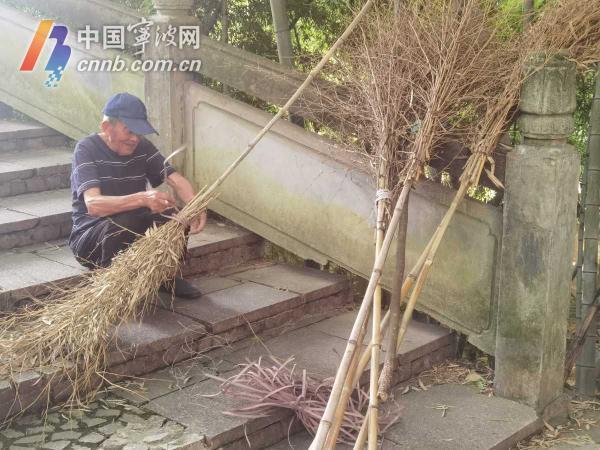 锻炼喜中欧体育平台吃甜食……102岁老人分享他的“长寿秘籍” 坚持清扫山路十年(图1)