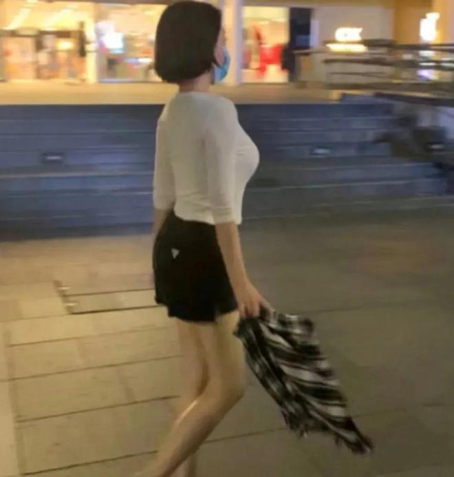 50岁许晴深夜锻炼紧身衣显曲线女人自律如此动人(图2)