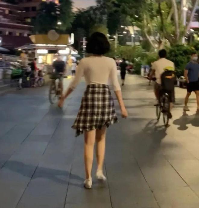 50岁许晴深夜锻炼紧身衣显曲线女人自律如此动人(图4)