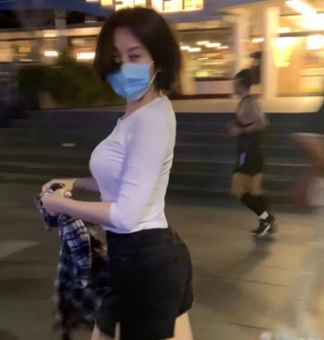 50岁许晴深夜锻炼紧身衣显曲线女人自律如此动人(图3)