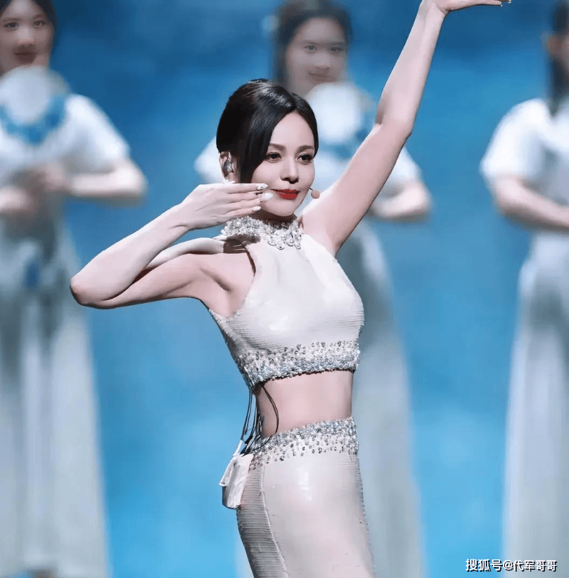 中欧体育下载54岁“雪姨”王琳穿短裙婚纱走秀身材气场全开(图1)