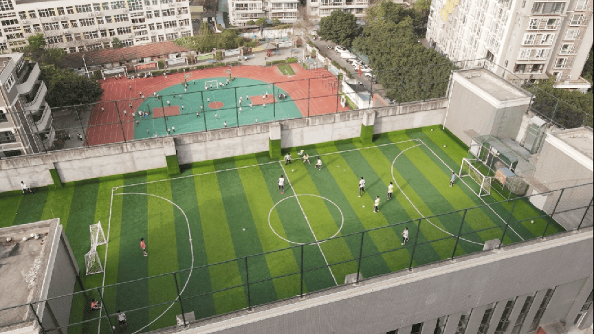 向天借地向上生长 成都市七中育才学校学道分校楼顶运动场景再上新(图1)
