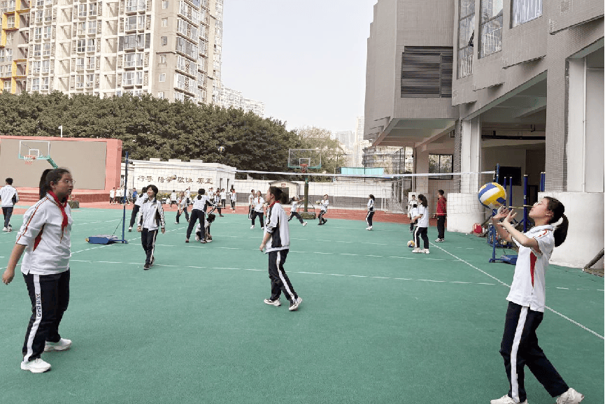 向天借地向上生长 成都市七中育才学校学道分校楼顶运动场景再上新(图3)