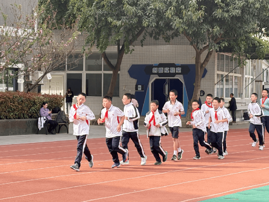 向天借地向上生长 成都市七中育才学校学道分校楼顶运动场景再上新(图4)
