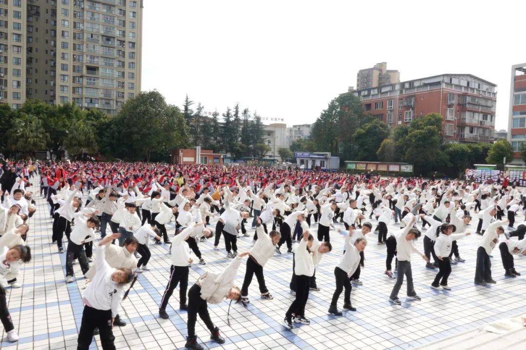 中欧体育网址井研：全面推行“每日运动两小时” 筑牢学生健康基石(图1)