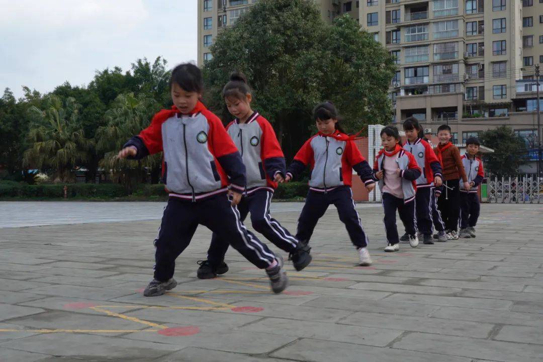 中欧体育网址井研：全面推行“每日运动两小时” 筑牢学生健康基石(图4)
