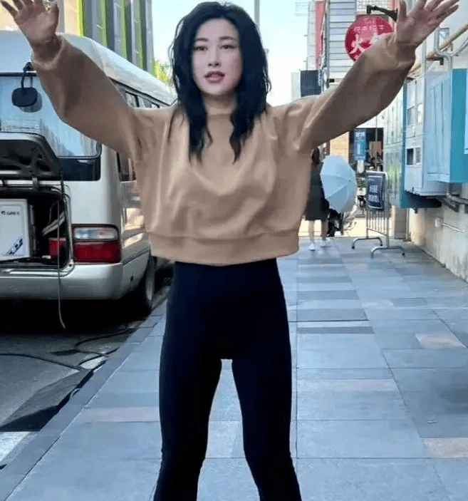 40岁朱珠瑜伽健身照曝光穿紧身衣肉感身材溢出屏幕这珠圆玉润才是最健康的(图2)