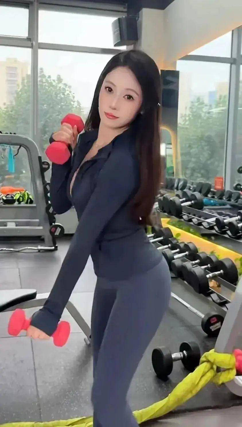 太美了吴柳芳穿瑜伽裤拍短视频这身材真的很吸睛(图1)