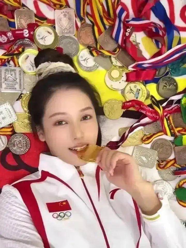 太美了吴柳芳穿瑜伽裤拍短视频这身材真的很吸睛(图2)