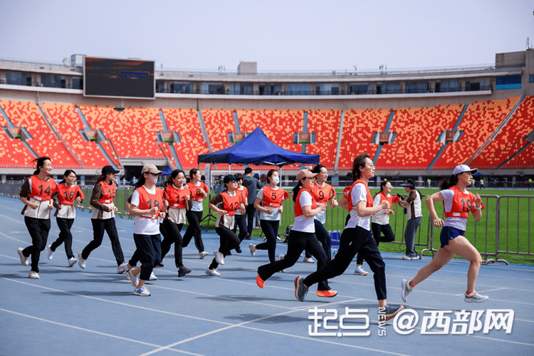 陕西千余干部职工同场竞技 全民健身热潮涌动赛场(图1)