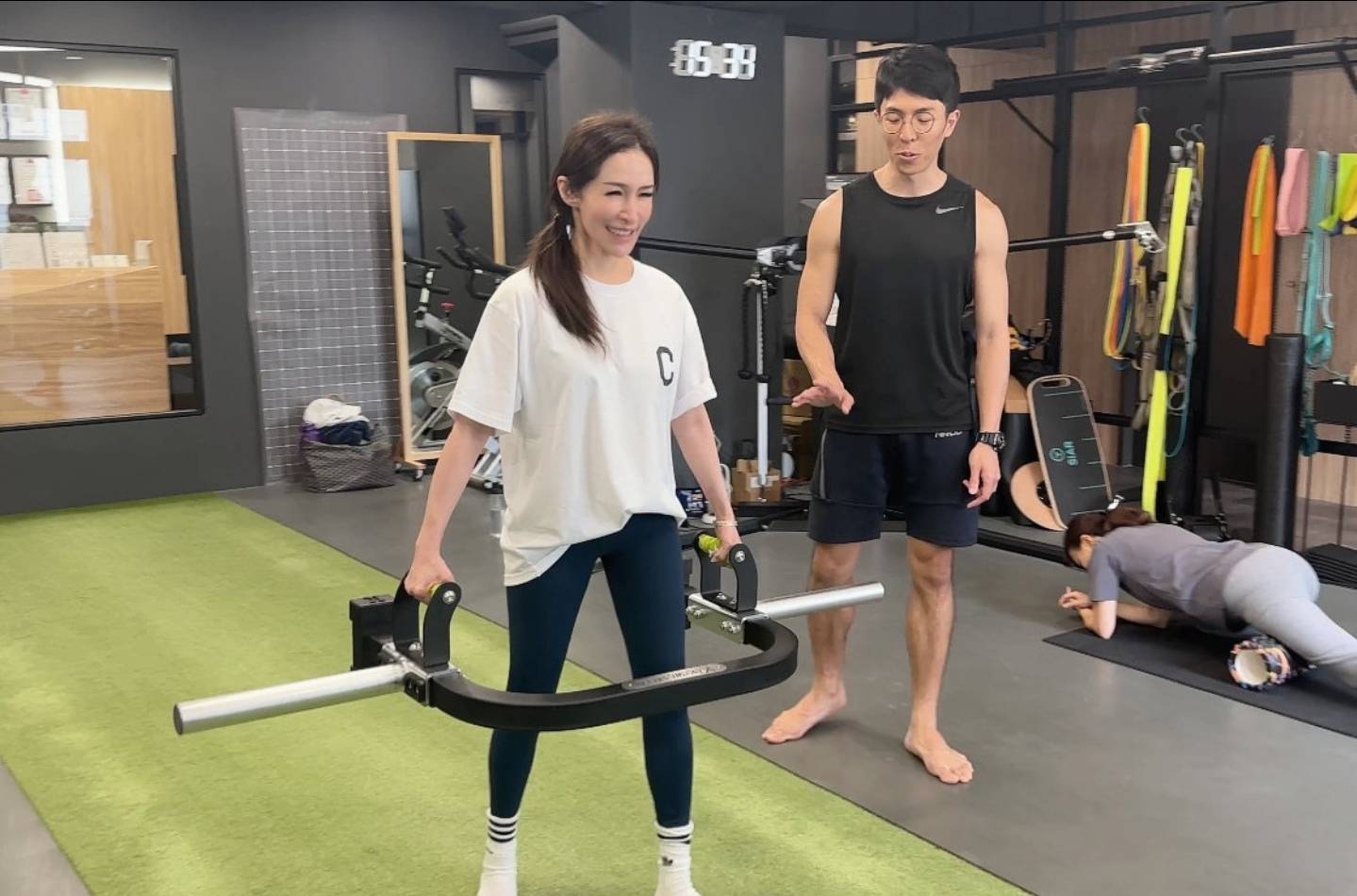 中欧体育入口女星萧亚轩晒瑜伽健身照片倒立蹬腿高难度曾在浴室摔倒动手术(图1)