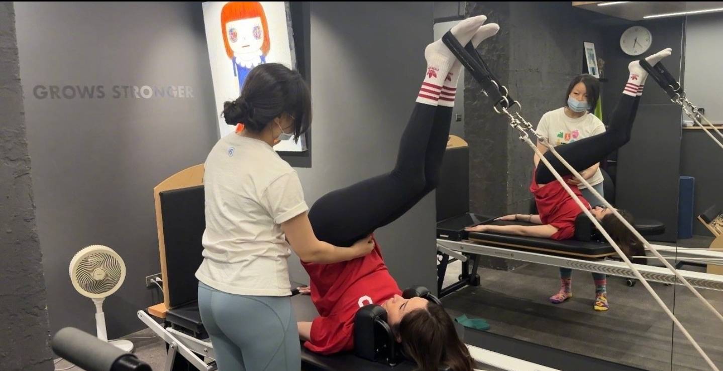 中欧体育入口女星萧亚轩晒瑜伽健身照片倒立蹬腿高难度曾在浴室摔倒动手术(图3)