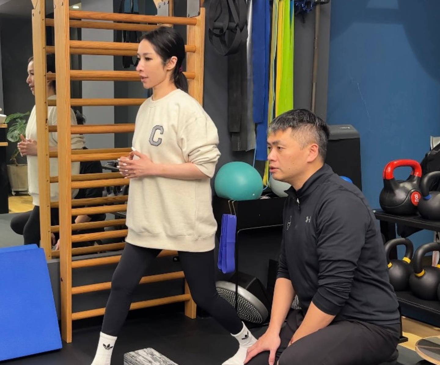 中欧体育入口女星萧亚轩晒瑜伽健身照片倒立蹬腿高难度曾在浴室摔倒动手术(图5)