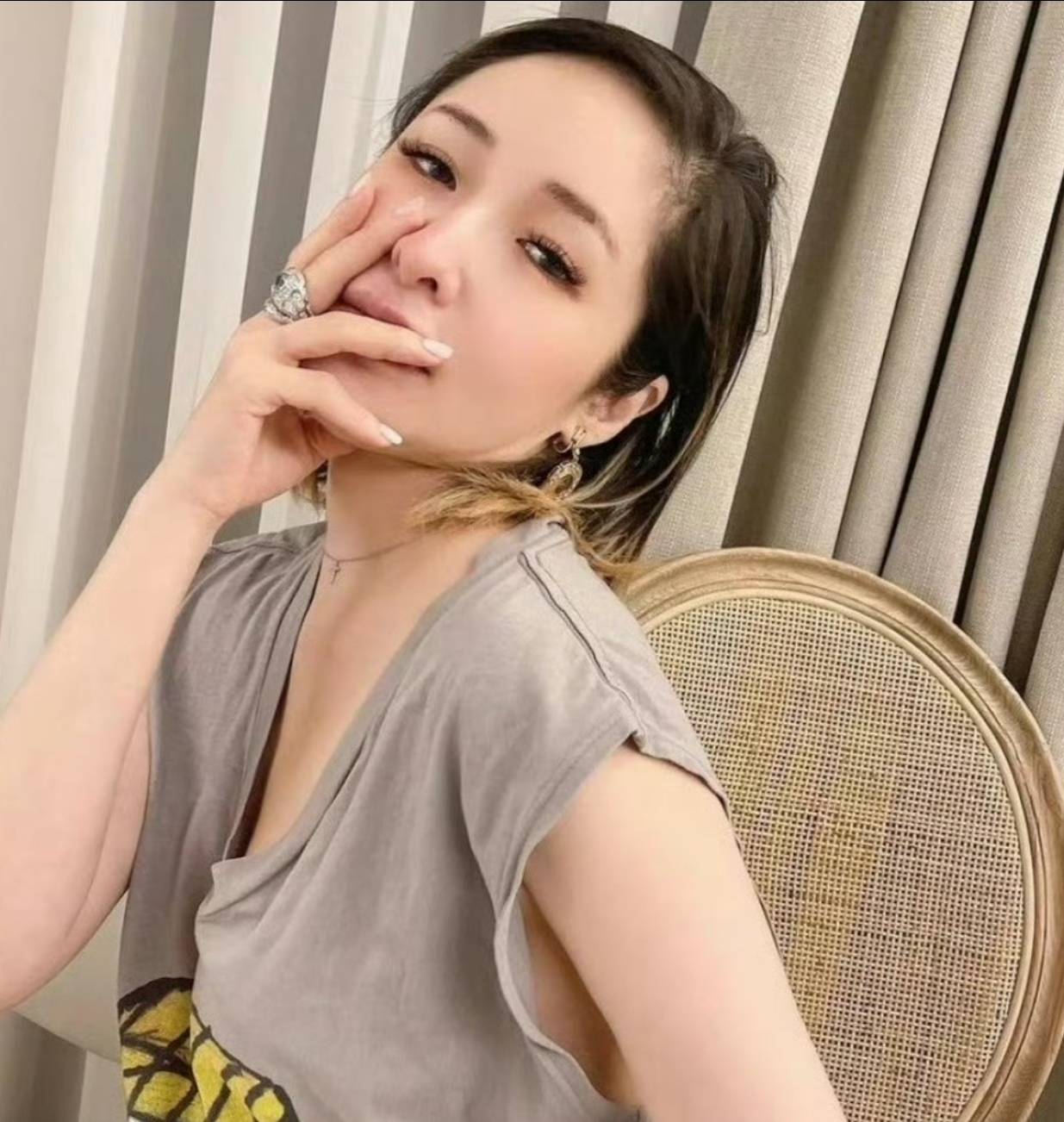 中欧体育入口女星萧亚轩晒瑜伽健身照片倒立蹬腿高难度曾在浴室摔倒动手术(图6)