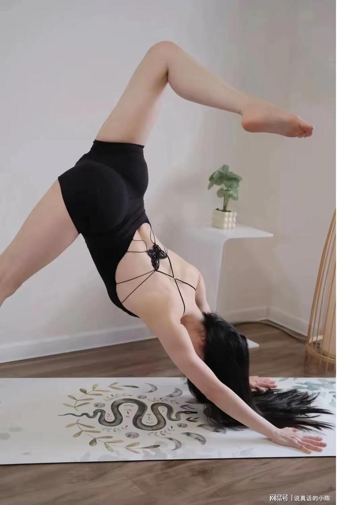 某女网红解锁瑜伽新高难度动作网友：一般人把持不住(图3)