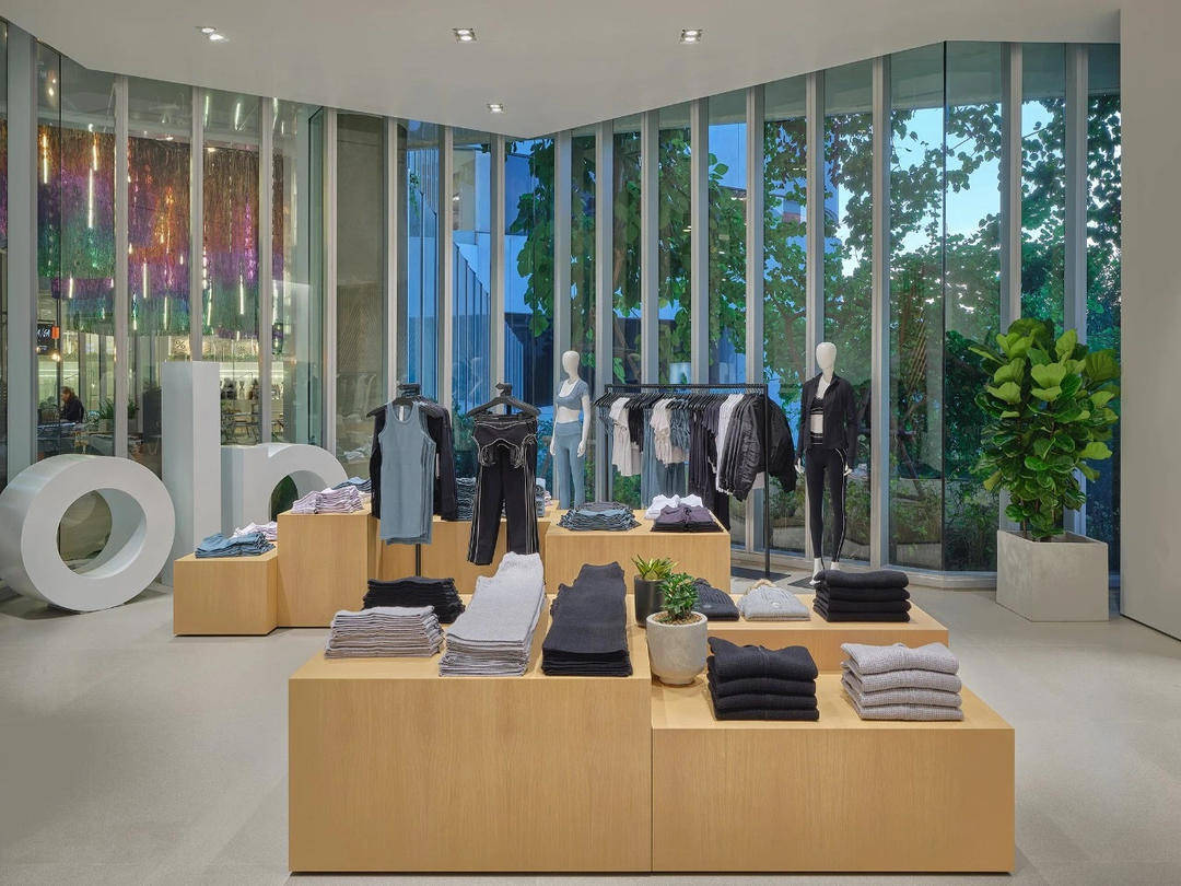 北美瑜伽品牌Alo入华在即首店直面Lululemon但高仿泛滥面料争议或成隐忧(图1)