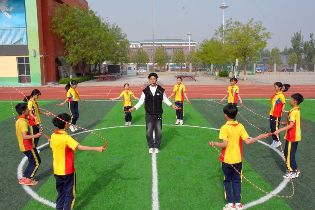 中小学生每天在校运动时间如何达到2小时？(图3)