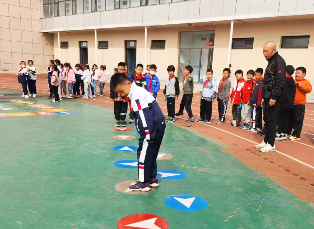 中小学生每天在校运动时间如何达到2小时？(图1)