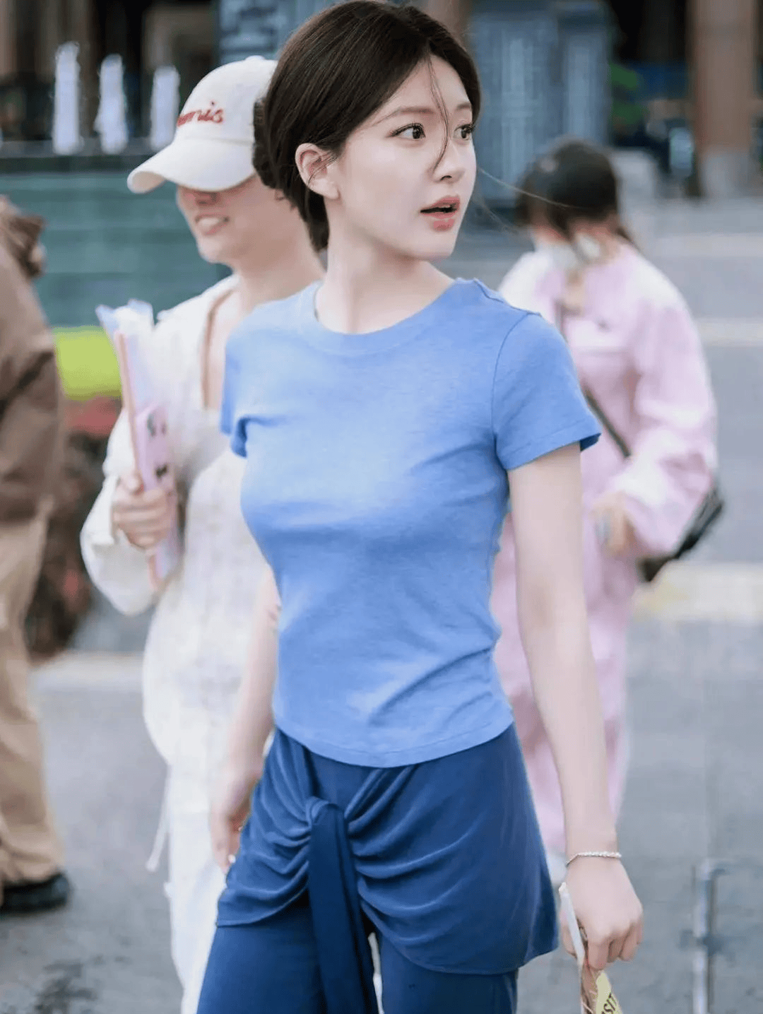 赵露思穿瑜中欧体育APP伽裤凭啥成为热议焦点？女星穿瑜伽裤娱乐圈身材审视的双面镜(图1)
