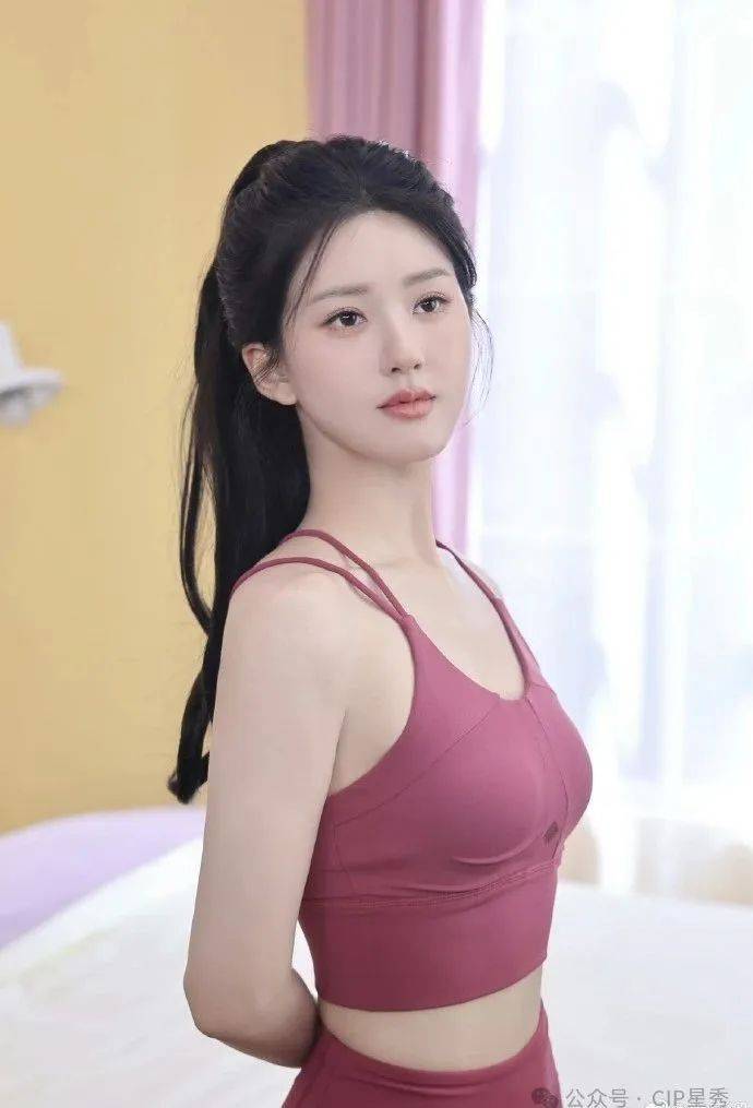 赵露思穿瑜中欧体育APP伽裤凭啥成为热议焦点？女星穿瑜伽裤娱乐圈身材审视的双面镜(图2)