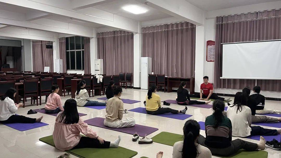 【青年夜校】“流动青年夜校” 走进路口乡瑜伽课堂赋能健康新风尚(图1)